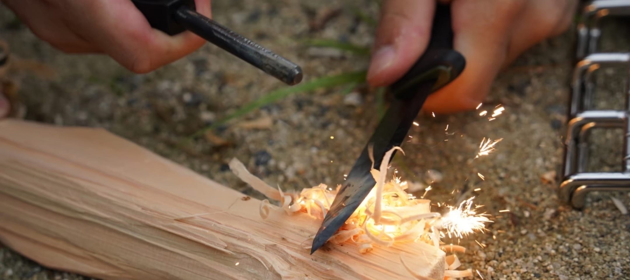 ワークショップで実演されたモデルハウスの火起こし