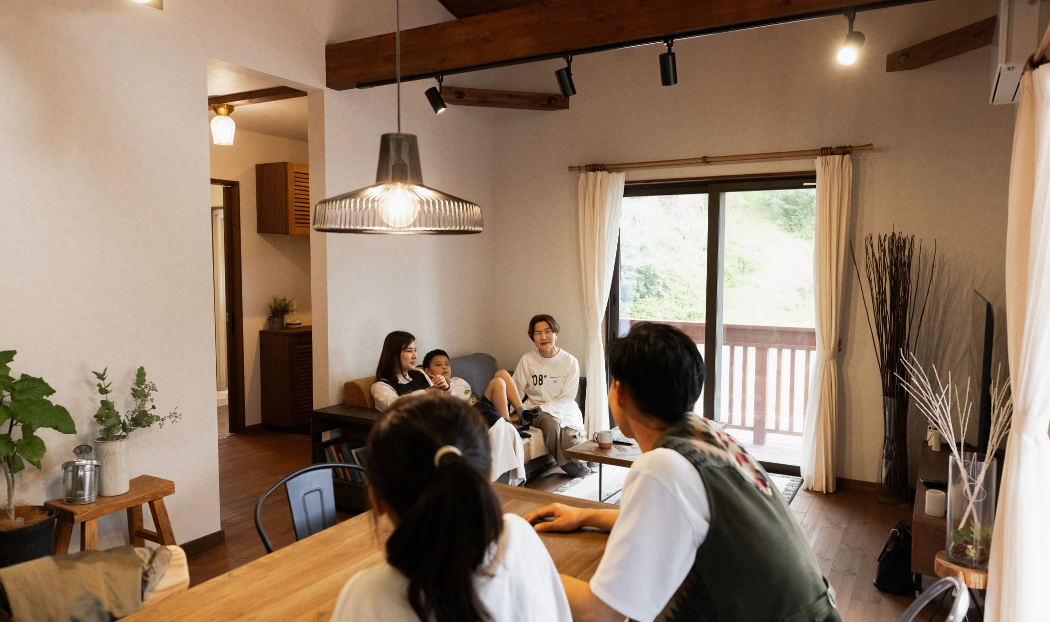 リビングでくつろぐ家族