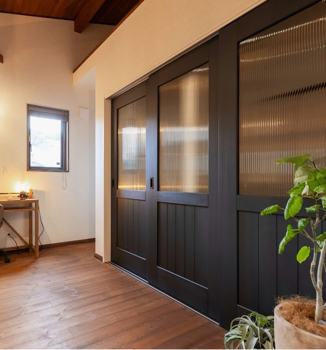 木の温もりを感じるデザインのリビング