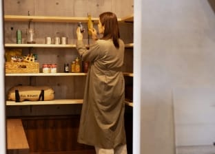 たくさんの食品などが置けるパントリー