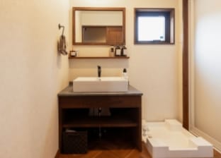 造作ならではの味がある洗面化粧台