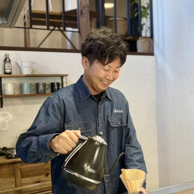 真島克也さんがコーヒーポットで注いでいる様子