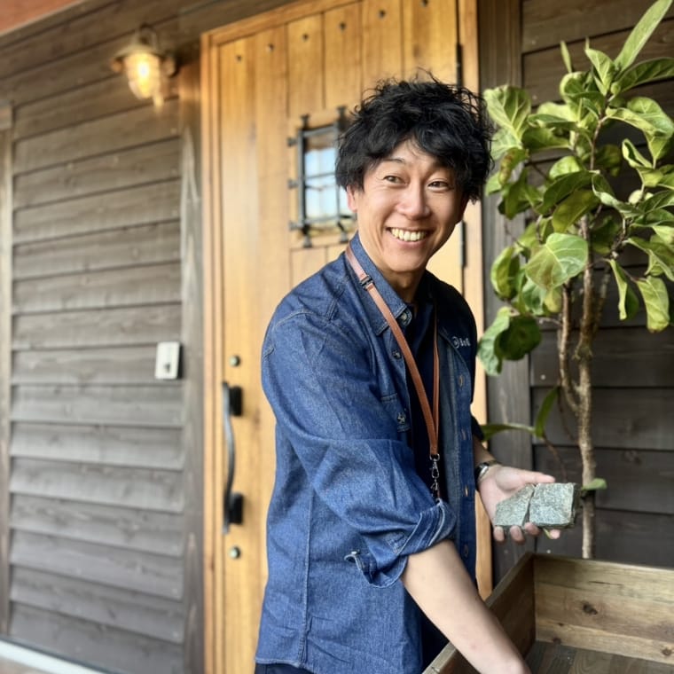 森田慶一郎さんがプラントの横に立っている様子